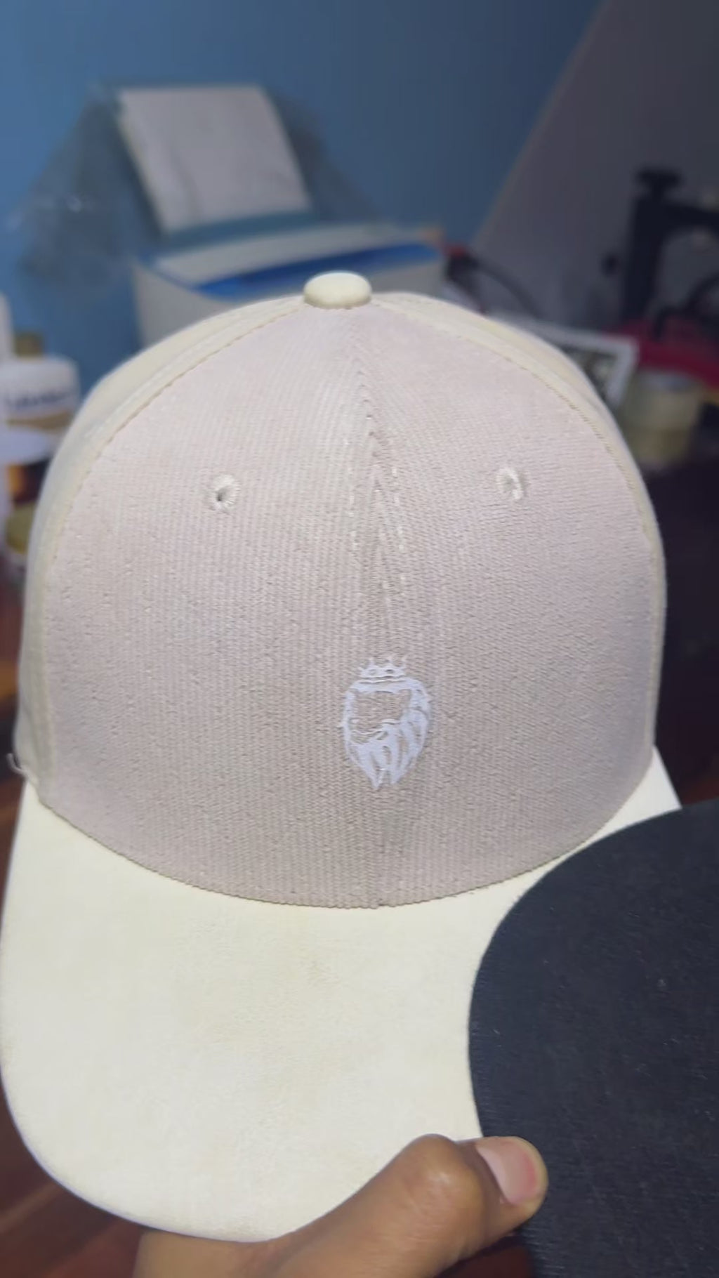 Gorra Perzonalizada blanca Plana Marca Lion Clothes alta calidad