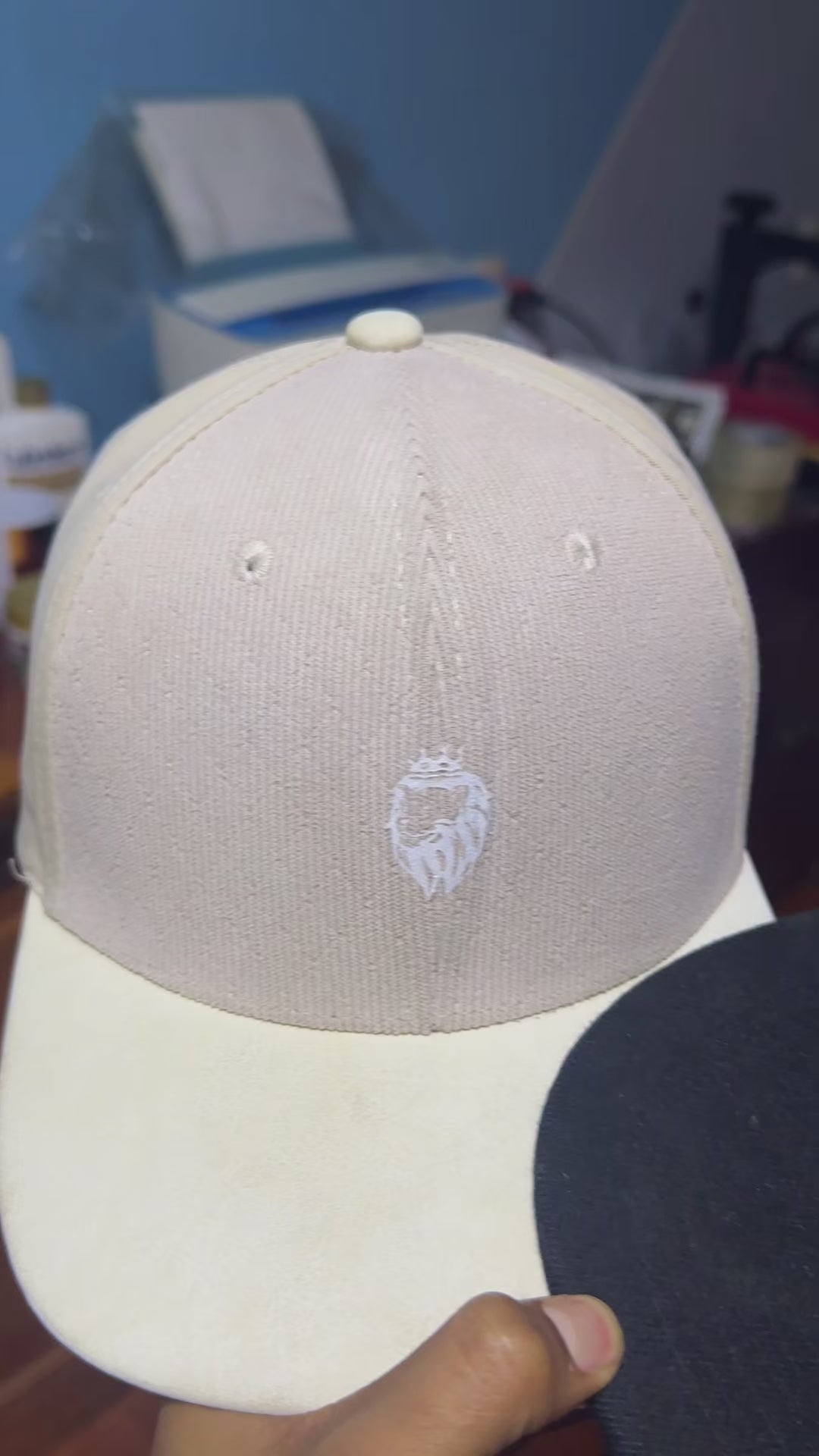 Gorra Perzonalizada blanca Plana Marca Lion Clothes alta calidad